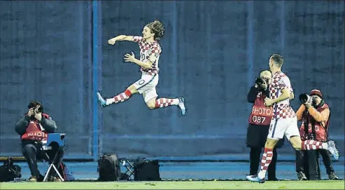  ?? ANTONIO BRONIC / REUTERS ?? Modric celebra el primer gol de Croacia tras a un lanzamient­o de penalti