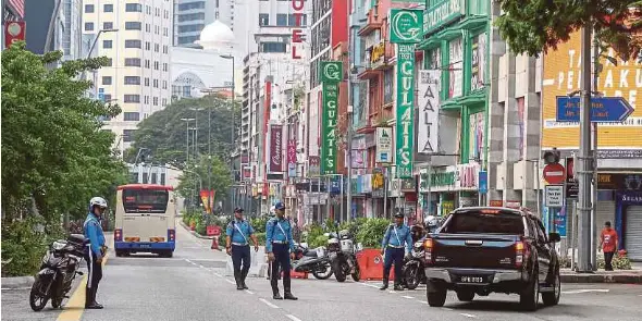  ?? ZAABA ZAKERIA PIC BY MUHD ?? City Hall personnel directing traffic following the 1km closure of Jalan Tuanku Abdul Rahman in Kuala Lumpur yesterday.