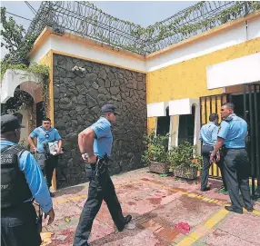  ??  ?? CRIMEN . Agentes de la Policía cuando ingresaban al bufete del abogado. La cámaras del exterior del bufete captaron claramente el rostro del hechor, quien no ha sido capturado.