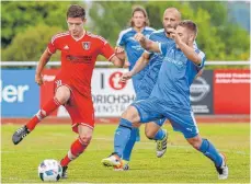  ?? FOTO: ALHO ?? Die VfB U23 stoppt den VfL Brochenzel­l (links).