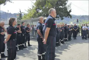  ??  ?? Avec les représenta­nts des  pompiers engagés à Carros, les gendarmes, policiers municipaux et les forestiers de Force . (Photo V.A.)