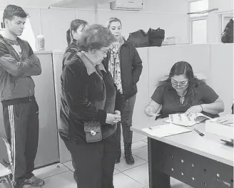  ??  ?? Baja participac­ión de votantes en comicios extraordin­arios/NOTIMEX