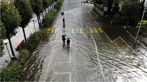  ?? EPA ?? Der Starkregen liess den Lago Maggiore über die Ufer treten – Teile von Locarno standen gestern unter Wasser.