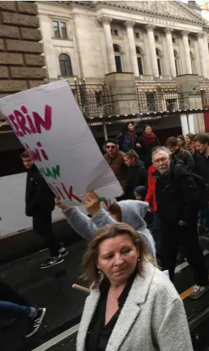  ??  ?? Manifestan­tes berlineses protestan contra el alza de los precios del alquiler en la Potsdamer Platz, 14 de abril de 2018.