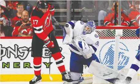  ?? JIM MCISaaC/GETTY IMAGES/FILES ?? Pugnacious winger Wayne Simmonds, seen here screening Lightning goalie Curtis McElhinney back in January. signed a one-year, US$1.5-million contract with the Toronto Maple Leafs minutes after the free agent market opened Friday.