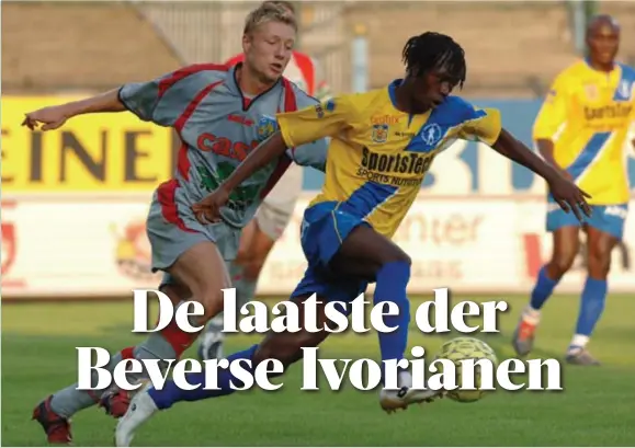  ?? FOTO PHOTO NEWS ?? Een jonge Gervinho loopt weg van Tom Van Imschoot, toen van Westerlo en nu trainer van Lierse Kempenzone­n.