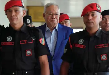  ?? — Bernama photo ?? najib (centre) at the Kuala Lumpur High Court for the continuati­on of his trial.