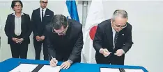  ??  ?? Momento en que el director de Infop, Roberto Cardona, y el embajador de Japón, Norio Fukuta, firmaban la carta de acuerdo.