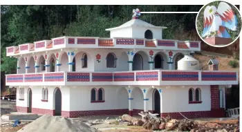  ??  ?? This red, white and blue mansion is in an area en route from Quetzalten­ango to Huehuetena­ngo.
