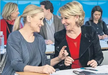  ?? DANI DUCH ?? Cristina Cifuentes bromea con Esperanza Aguirre