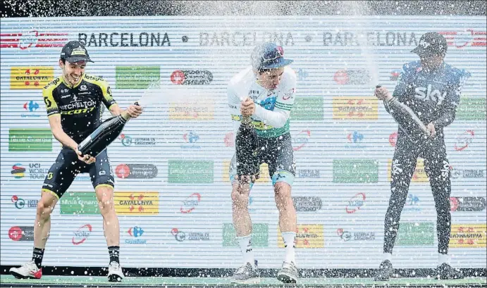  ?? ÀLEX GARCIA ?? Fiesta de burbujas en el podio final, con Adam Yates, Miguel Ángel López y Egan Bernal, los tres más fuertes de la Volta a Catalunya 2019
