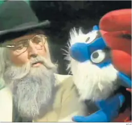  ?? RTVE ?? El padre Abraham con el peluche de Papá Pitufo en ‘Aplauso’ en 1977.