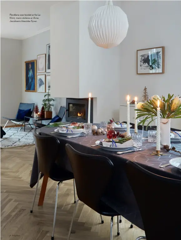  ??  ?? Pendlene over bordet er fra Le Klint, mens stolene er Arne Jacobsens klassiske Syver.