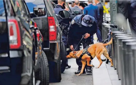  ?? AFP ?? La Policía buscaba este miércoles explosivos fuera del edificio de CNN en Nueva York. Abajo: Uno de los paquetes sospechoso­s.