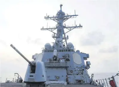  ?? Reuters ?? Imatge de la coberta del destructor dels EUA ‘USS Milius’, ahir al sud del mar de la Xina.