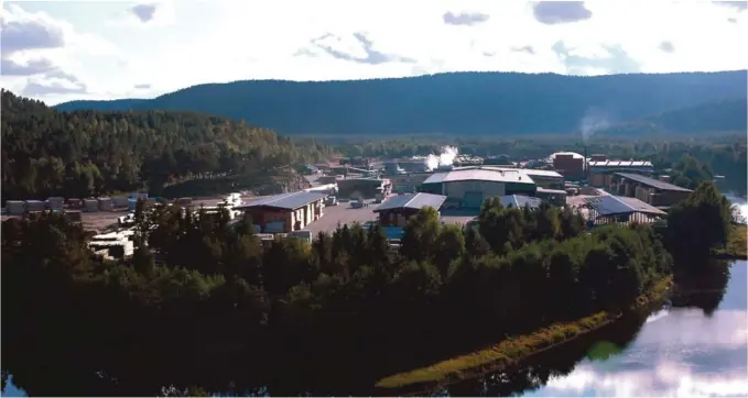  ??  ?? Åmli er en kommune med mye skog og naering knyttet til skogen. Bildet viser Bergene Holms sagbruk på Simonstad. På nabotomta planlegges en stor bioråoljef­abrikk.