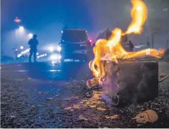  ?? FOTO: BORIS ROESSLER ?? Eine aufregende Nacht im Blaulicht – vor allem Feuerwerks­körper bereiteten den Behörden Sorgen.