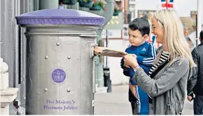  ?? ?? Above, the crowds gather on The Mall a day early. Right, Hannah and Alfie Asper, two, post a letter in a specially painted postbox in Windsor. Below, elsewhere in Windsor, Staff Sergeant Karina L’herondelle on a horse gifted by President Emmanuel Macron and the French people to the Queen