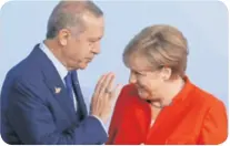  ??  ?? Domaćinski zagrljaj i stisak ruke Njemačka kancelarka Angela Merkel kao pravi domaćin srdačno je dočekala predsjedni­ke i premijere Vladimira Putina, Justina Trudeaua, Tayipa Erdoğana, Donalda Trumpa i Emmanuela Macrona