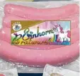  ??  ?? Der neueste Schrei – und höchst umstrit ten: diese „Einhorn Bratwurst“.