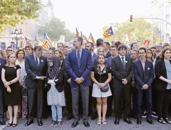  ?? FOTO: IMAGO ?? Spaniens König Felipe (Mitte) und Ministerpr­äsident Mariano Rajoy (2.v.l.) nahmen am Marsch in Barcelona teil.