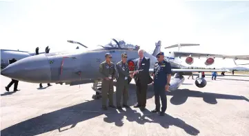  ?? — Bernama photo ?? Gen Datuk Seri Affendi Buang (right) witnesses as BAE military advisor Sir Andrew Pulford (second right) presents the recognitio­n to Major Firul (second left) and Major Zulkifli at LIMA’19 Exhibition at the Mahsuri Internatio­nal Exhibition Centre (MIEC).