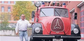  ?? FOTO: FEUERWEHR
METTMANN ?? Feuerwehrm­ann Thomas Müller mit einem alten Magirus Deutz.