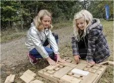  ??  ?? 9-åringarna Siri Hammar Järnsveden och Lärke Harri löser Vänersborg­s scoutkårs mest komplicera­de spel.