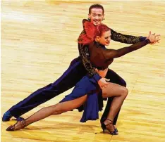  ?? Foto: Daniel Yuan ?? Nina Trautz und Valera Musuc auf der Tanzfläche. Im April genießt das Paar bei den deutschen Meistersch­aften in der Kongressha­lle Heimvortei­l.