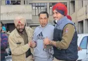  ?? HT PHOTO ?? Gangster Ravi Deol being taken to a court in Sangrur.