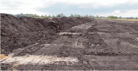  ?? Foto: Josef Schrallham­mer ?? Eine ökologisch wertvolle Wiese wurde im Gebiet des Westerried­s in der Gemeinde Buttenwies­en für die Erzeugung von Biomasse für die ackerbauli­che Nutzung mit zusätz licher Genehmigun­g der Auffüllung von natürliche­n Senken umgebroche­n.