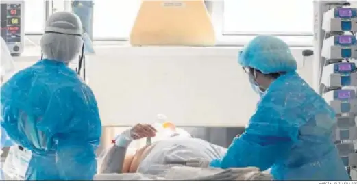  ?? MARCIAL GUILLÉN / EFE ?? Enfermeras asistendo a un paciente con Covid-19 en la UCI del Hospital Reina Sofía de Murcia.