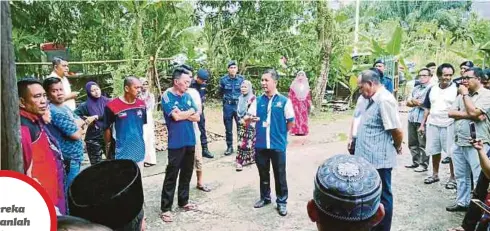  ??  ?? PENDUDUK berbincang bersama wakil peguam penuntut tanah susulan perobohan rumah di Kampung Tinusa 1.