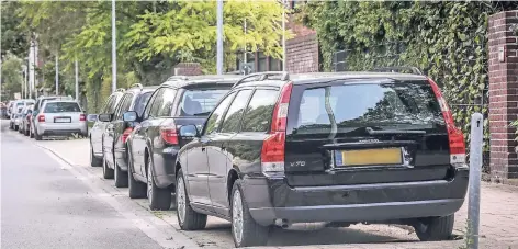  ?? RP-FOTO: HANS-JÜRGEN BAUER ?? Leidgeplag­t sind zum Beispiel die Rather: Immer wieder werden in den Wohnstraße­n Autos mit auswärtige­n Kennzeiche­n abgestellt.