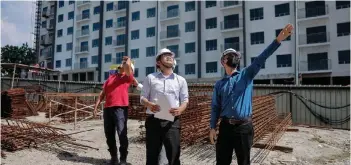  ?? — Bernama photo ?? Deputy Local Government Developmen­t Minister Akmal Nasrullah Mohd Nasir (centre) paid a working visit to the constructi­on site of the Residensi Hektar Gombak project in May last year.