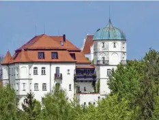  ??  ?? Im Schloss der Ulmer Patrizier Roth von 1550, das zwei Jahre später ausbrannte und dann wieder hergestell­t wurde, sind heute Eigentumsw­ohnungen untergebra­cht.