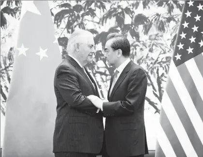  ??  ?? Rex Tillerson, secretario de Estado estadunide­nse, y Wang Yi, ministro de Exteriores de China, se reunieron ayer en la ciudad de Pekín ■ Foto Ap