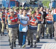  ?? FOTO: AFP ?? Als Gökhan Güclü vor das Schwurgeri­cht in Mugla gebracht wurde, trug er das T-Shirt mit der Aufschrift „Hero“.