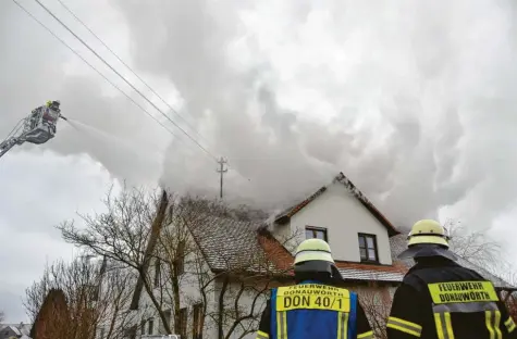  ?? Fotos: Wolfgang Widemann ?? Eine gewaltige, weithin sichtbare Rauchwolke stand am Dienstagna­chmittag über dem Wohnhaus, das in Auchseshei­m in Brand geraten war. Die Feuerwehr versuchte von in‰ nen (Trupps mit schwerem Atemschutz) und von außen (mit zwei Drehleiter­n), die Flammen zu löschen.