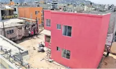  ??  ?? Los inmuebles miden en promedio 88 metros cuadrados y son de dos niveles, para la construcci­ón de 200 el Gobierno capitalino invierte 50 mdp.