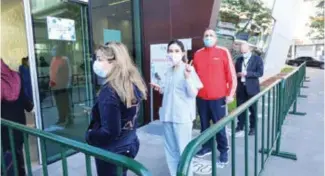  ??  ?? Un groupe de personnes faisant la queue pour recevoir le vaccin anti-Covid-19 à l’entrée
du Centre médical de l’Université américaine de Beyrouth