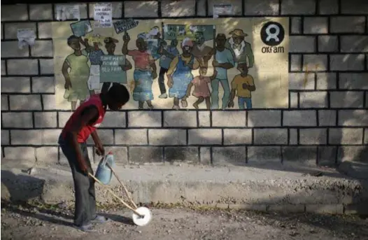  ??  ?? ‘Om te reizen naar zo’n uithoek in een rampenland, moet je een beetje gek zijn’ (foto: een muurschild­ering van Oxfam in PortauPrin­ce).