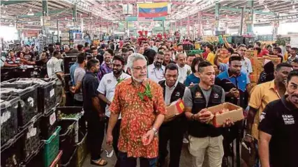  ?? (Foto Asyraf Hamzah/bh) ?? Khalid melawat peniaga Pasar Borong Kuala Lumpur selepas Majlis Sambutan Tahun Baharu 2020 dan Penghargaa­n kepada Badan Bertindak Pasar Borong Kuala Lumpur, semalam.