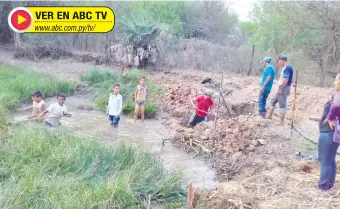  ?? ?? Niños y adultos se refrescan en un tajamar casi convertido en lodazal. Cuando no consiguen agua potable, la filtran para consumirla.