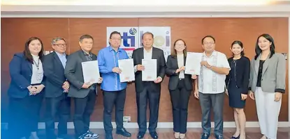  ?? PHOTOGRAPH COURTESY OF BOI ?? PUTTING the Philippine Geothermal Production Company Inc. and Pan Pacific Power Phils. Corp. in the Green are Department of Trade and Industry Undersecre­tary and BoI Managing Head Ceferino Rodolfo (fourth from left) hands over the Green Lane Certificat­e of Endorsemen­t to Napoleon Saporsanto­s Jr., PGPC president and PPPPC director, (fifth from left) at the BoI Main Office in Makati City last month.
The RE projects just given Green Lane status include the P2.7-billion Burgos Pangasinan Solar Energy Corporatio­n solar power project and several geothermal projects by the Philippine Geothermal Production Company Inc. in Benguet, Camarines Norte, Camarines Sur, Albay and Quezon, among others