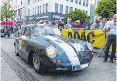  ?? FOTO: C. ADDICKS ?? Am Ziel in der Fußgängerz­one angekommen: Heinrich und Sylvia Engesser aus Geisingen mit ihrem Porsche 356 B, Baujahr 1962.