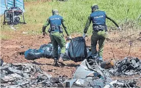  ?? EFE ?? Restos. Policías cubanos buscan entre los escombros del avión.