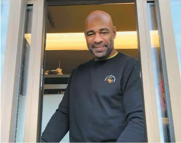  ?? PHOTO COURTOISIE ?? Donald Brashear, que l’on voit ici au Tim Hortons de la rue Bouvier, à Québec, a été engagé pour prêter main-forte à son ami Pierre Sévigny, propriétai­re du restaurant. Tous les deux ont évolué avec le Canadien de Montréal.