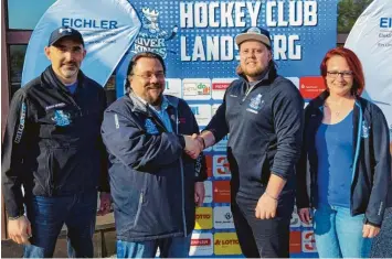  ?? Fotos: HCL ?? Jugendleit­er Markus Krämer (von links) und Vizepräsid­ent Stefan Schindler begrüßen Trainer Daniel Simm gemeinsam mit Sandra Miedl (Jugendleit­ung) beim HC Landsberg.