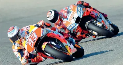  ?? (Afp) ?? Testa a testa La Honda di Marquez davanti alla Ducati di Lorenzo ma sarà il ducatista a prendersi la pole del Gp d’aragona